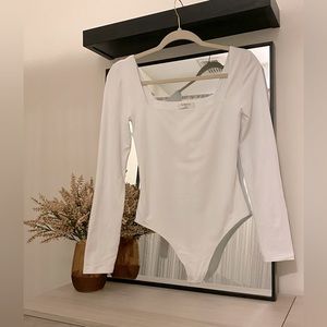 Aritzia Babaton Contour Squareneck Long-Sleeve Bodysuit. Size Medium, White.
